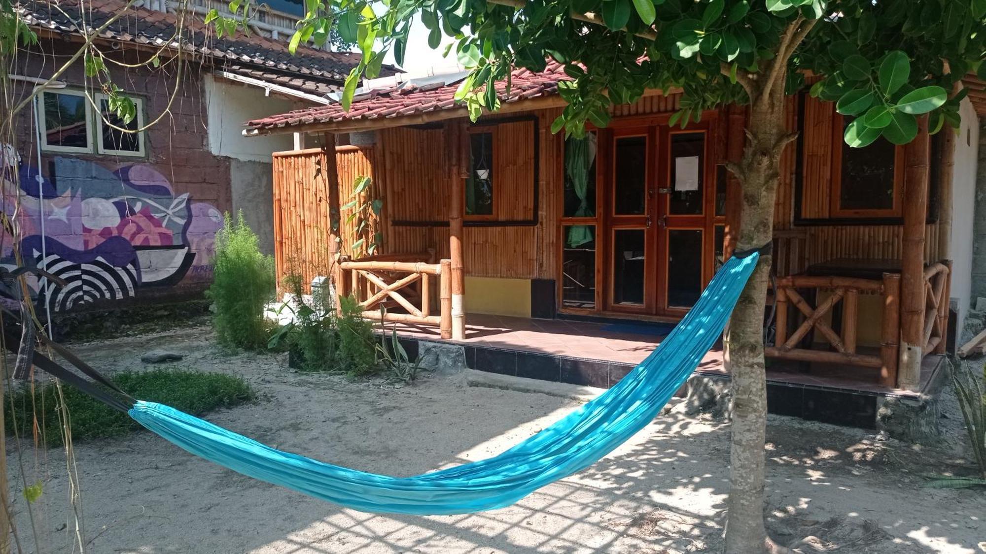 Harry'S Ocean House Watukarung Homestay Kalak Номер фото