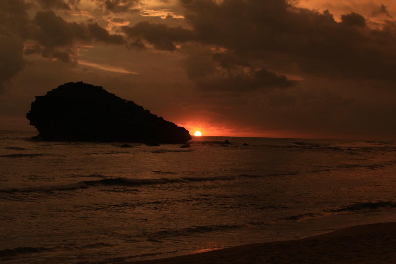 Harry'S Ocean House Watukarung Homestay Kalak Экстерьер фото