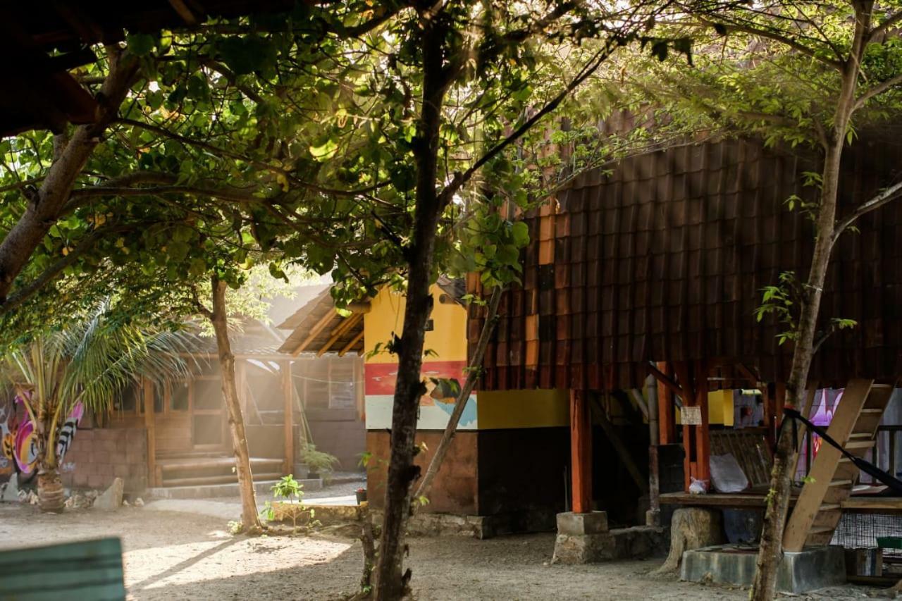 Harry'S Ocean House Watukarung Homestay Kalak Экстерьер фото