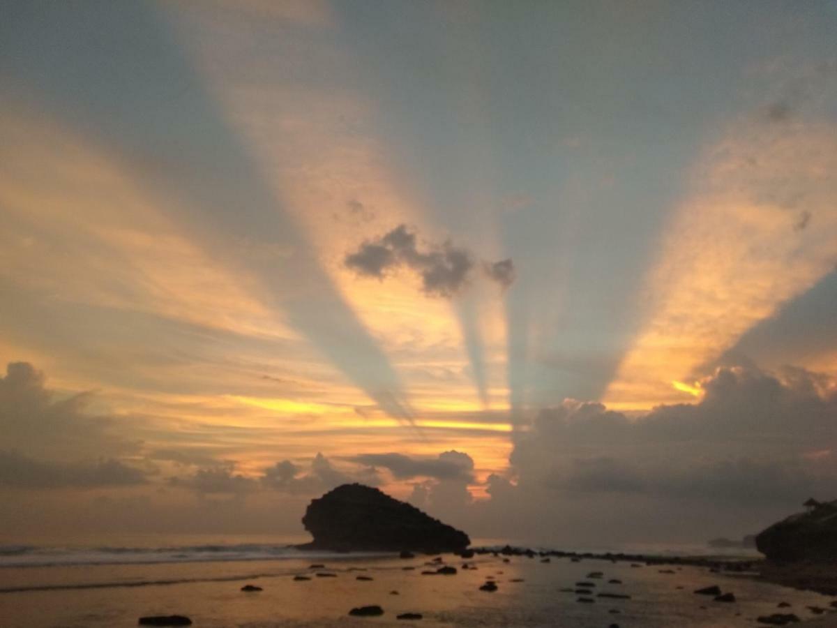 Harry'S Ocean House Watukarung Homestay Kalak Экстерьер фото